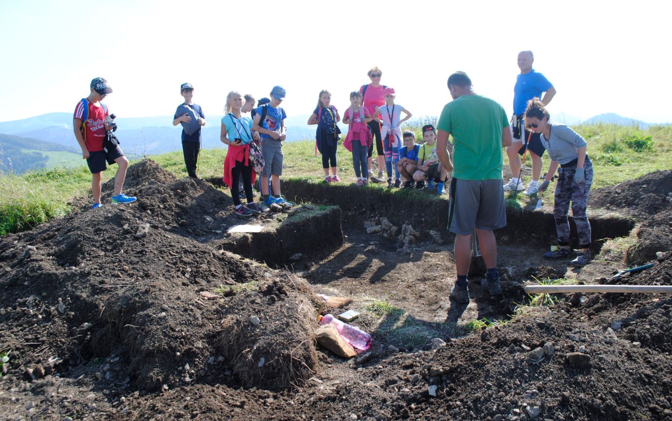 Vyučovacia hodina dejepisu na Ostražici pre ZŠ v Nižnej (foto: B. Danielová)