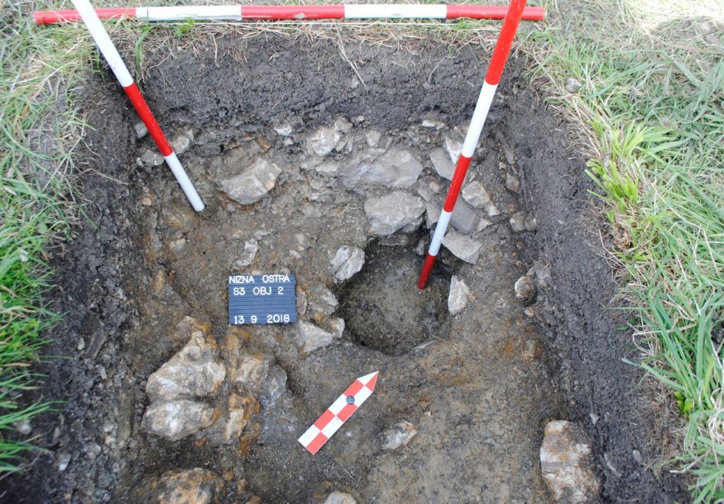 Kolová jama na akropole (foto: B. Danielová)