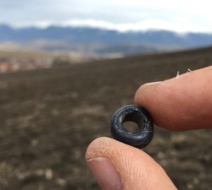 Sklená perla z prieskumu (foto: D. Mišúr)