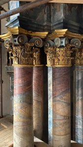 Odhalenie pôvodnej farebnosti stĺpov hlavného oltára sv. Barbory v Žiline