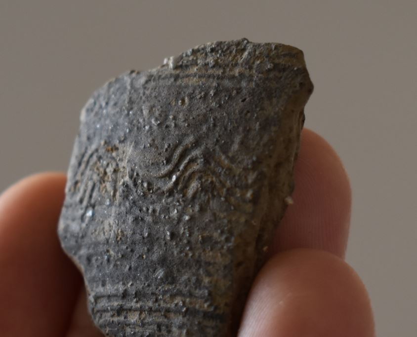 Detail na výzdobu jedného stredovekého črepu (foto: M. Furman)