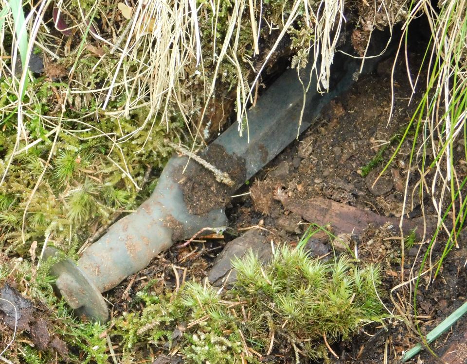 Trčiaci meč, povytiahnutý zo svahu v mieste nálezu (foto: nálezca)