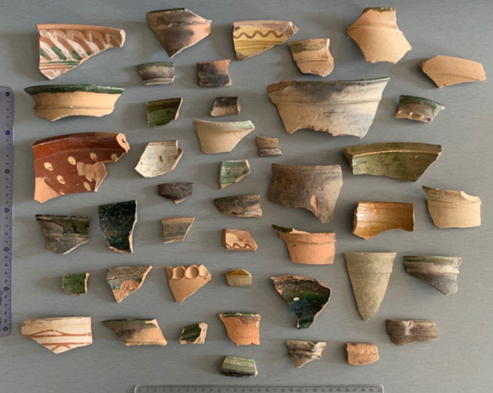 Obr. 4 V&yacute;ber okrajov z n&aacute;dob z&iacute;skan&yacute;ch z h&aacute;ld pri ka&scaron;tieli (foto: D. Mi&scaron;&uacute;r).