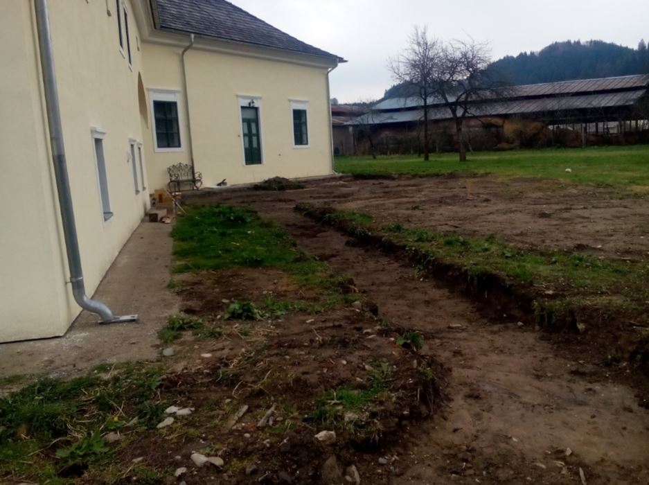 Obr. 7 Časť chodn&iacute;kov pri ka&scaron;tieli v Hornej Lehote po odstr&aacute;nen&iacute; vrchnej vrstvy (foto: M. Furman).